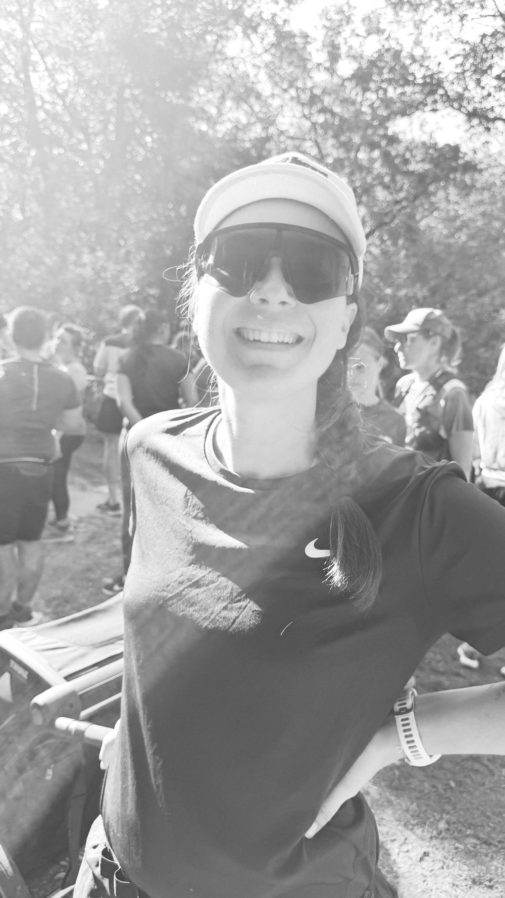 Julie Piéto, visière et lunettes de soleil, au départ d'une course