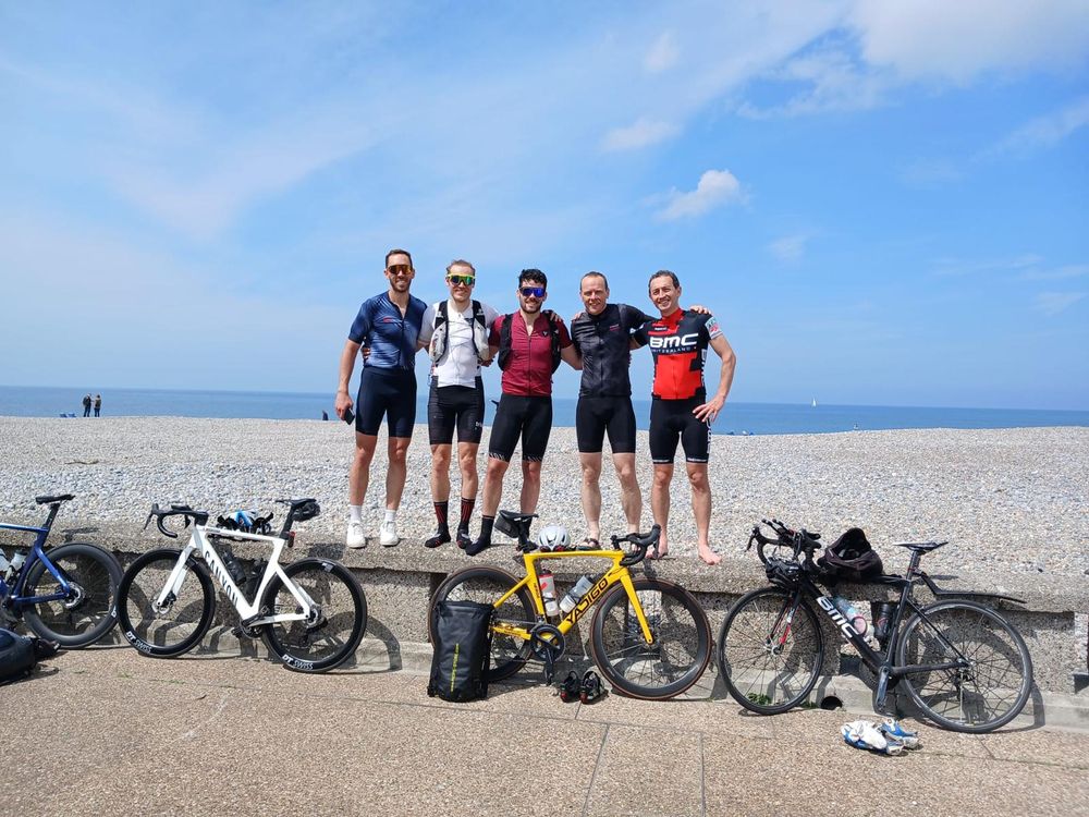 Cinq membres du club et leurs vélos devant la mer, à l'arrivée d'une sortie longue
